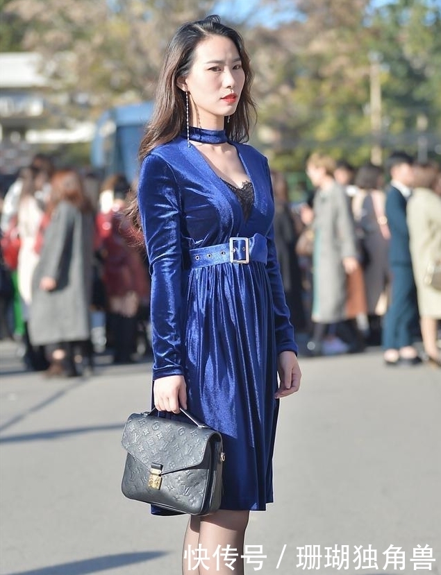 丝绒|秋天的连衣裙怎么选?美女选择宝蓝色丝绒连衣裙,保暖洋气还高级