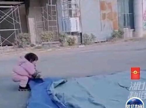 母爱|单亲爸爸带两岁宝宝跑运输，网友：可爱又心疼，愿意等上二十年