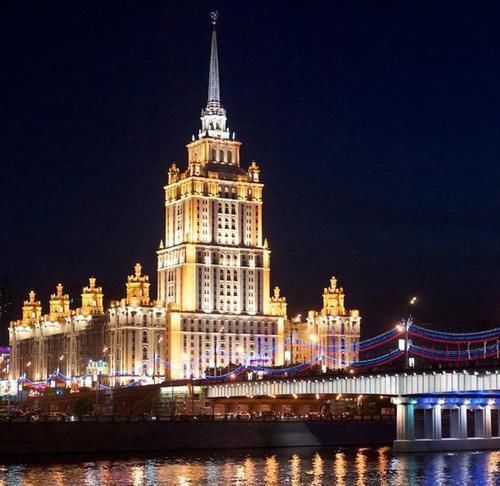 中年|世界上最好的酒店之一，由斯大林设计，还配备了9艘游艇