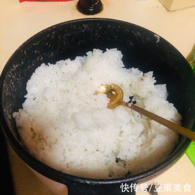  妈妈最拿手的紫菜蛋炒饭，被我偷学到了