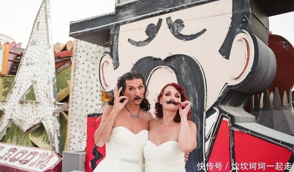 艾玛|奇闻:夫妻穿同款婚纱结婚,丈夫少女心爆棚,网友:比谁更漂亮