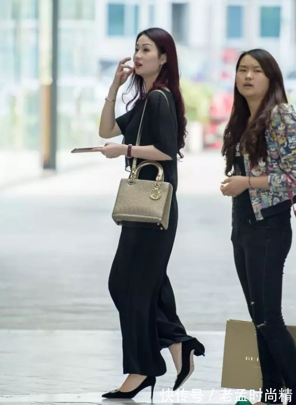 一身黑色|街拍: 逛商场的性感长发美少妇, 一身黑色阔腿裤, 贵妇气质倍增!