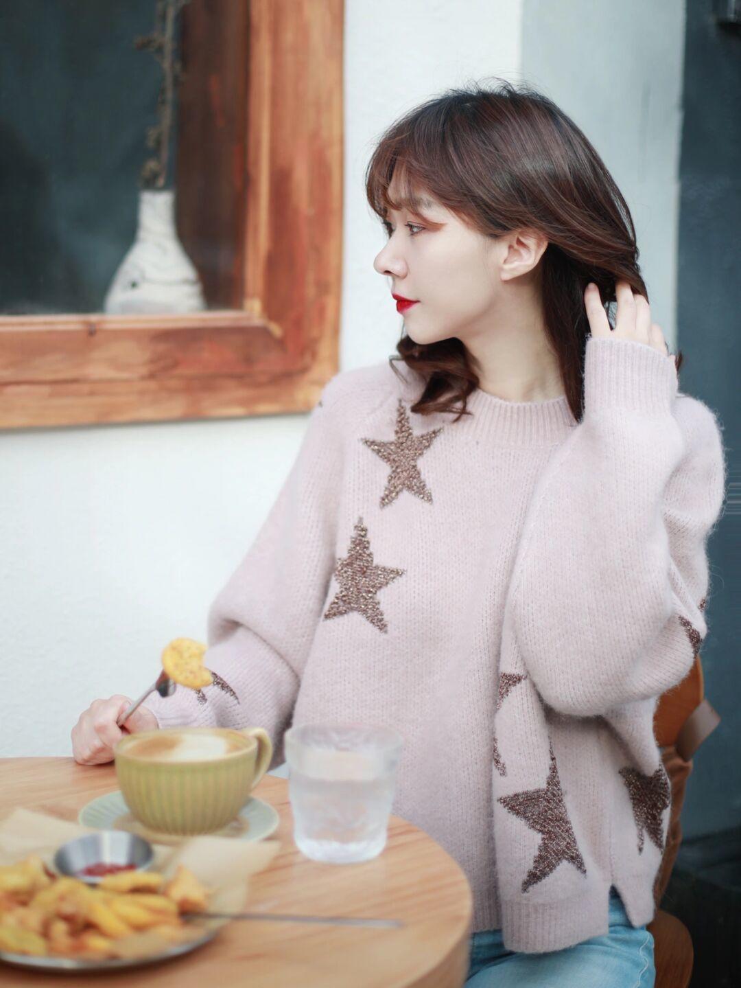 克莱因蓝 毛衣搭配时尚感加倍,4个实用款式,太适合日常出街穿了