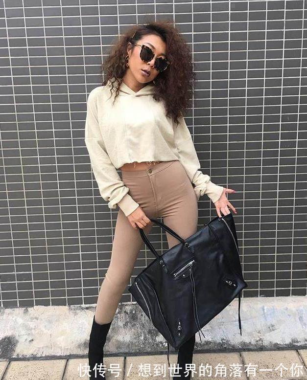 紧身 酷酷的打底裤美女,戴上墨镜更显几分冷艳,魅力十足