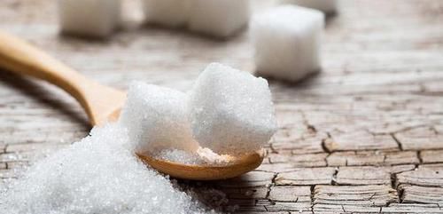 肥胖者|21岁女大学生脱发,惨遭谢顶,提醒:一种水少喝,不然早晚要光头