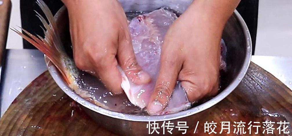 鲜嫩|厨师长做的剁椒鱼块真地道，原来腌制很重要，鲜嫩可口，香辣下饭！