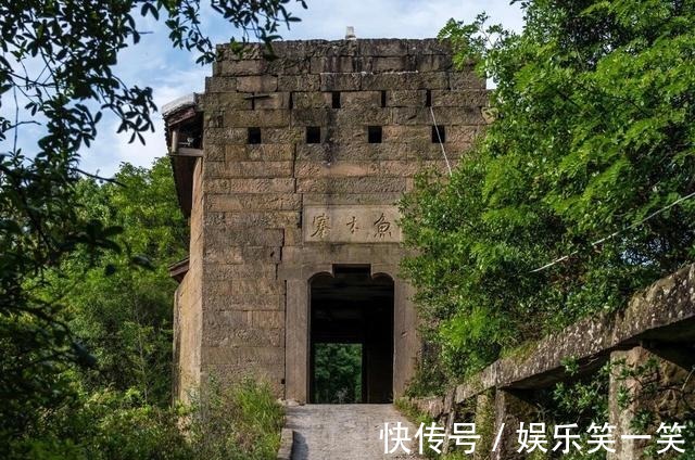 天空之城|武陵山区峭壁之上的“天空之城”，千年山寨如同现实版“桃花源”！