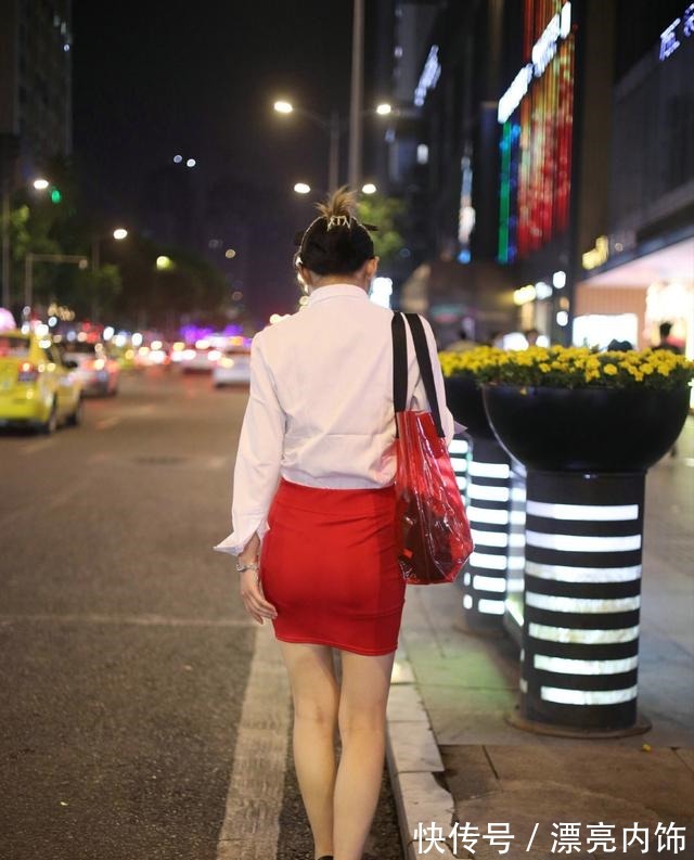 a495 两个刚下班的小姐姐,红色包臀裙与白色百褶裙,热情似火纯净如水!