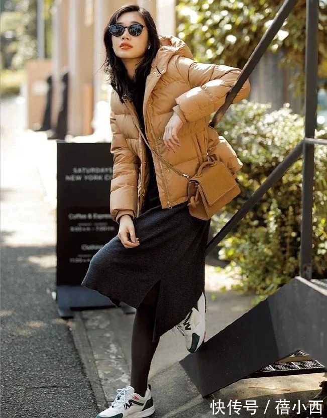 半身裙 为什么日本女生穿“羽绒服”,好像很普通却越看越耐看?来看答案