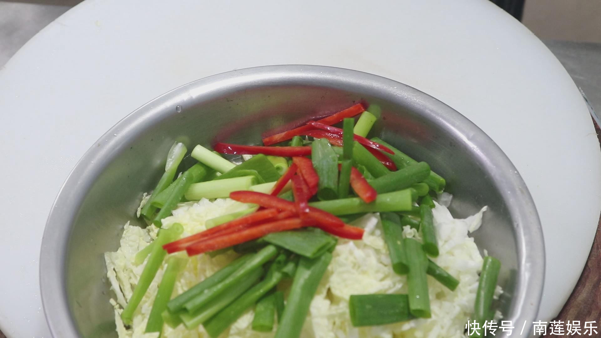 大厨教你“凉拌白菜心”做法,清脆爽口,酸爽开胃,非常适合下酒