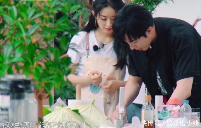中餐厅|赵丽颖握刀手法错误，刘宇宁着急的忘喊姐，导演也不帮他改字幕