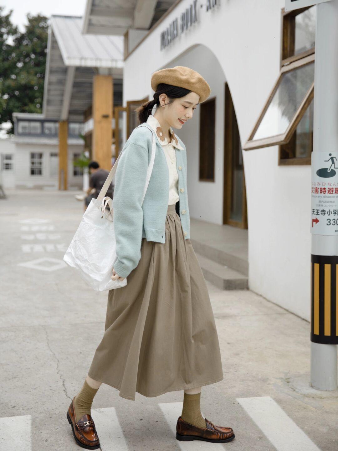 保暖 秋季想要穿出甜美可爱风,一定少不了蓝色针织开衫的搭配!