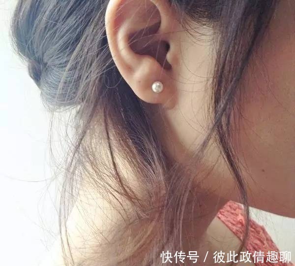 空气感|绑头发不能太死板,现在流行的“空气坠”扎发!