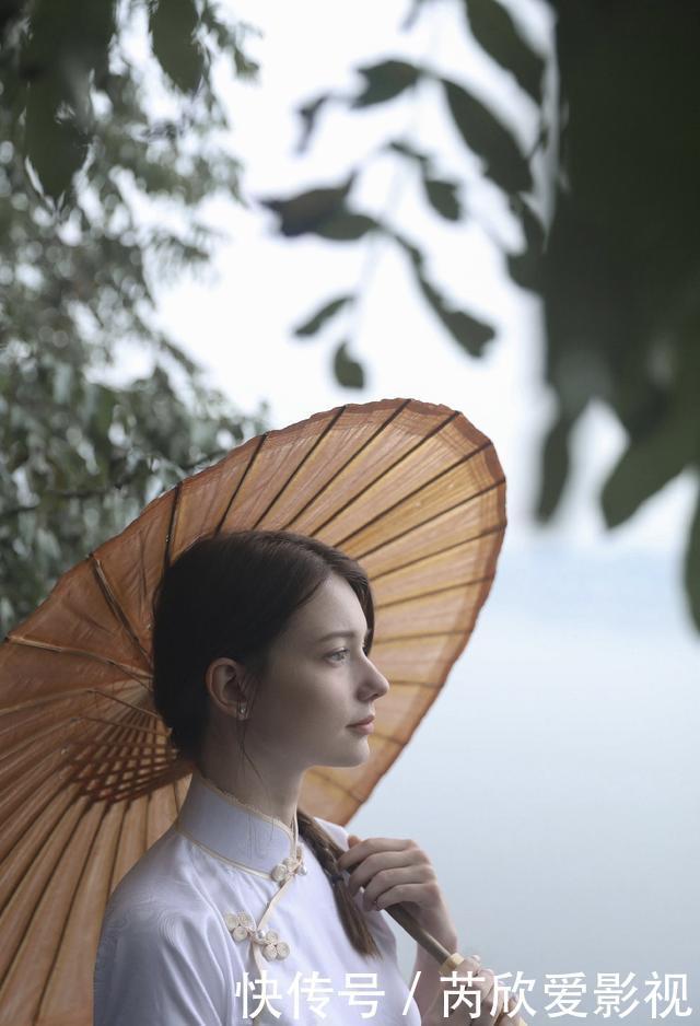 白俄罗斯超模神似赫本走红,肤白貌美大长腿,旗袍造型惊艳