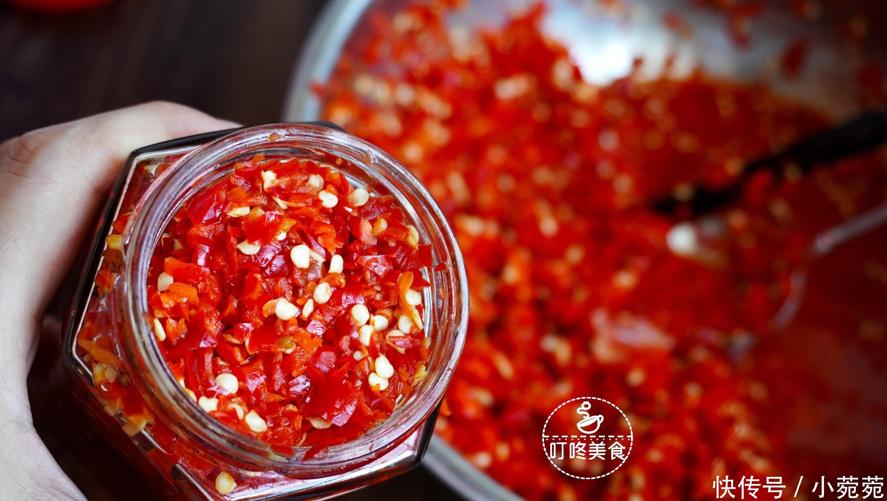 想吃辣椒酱不用买,自己做超简单,香辣又下饭,做一次能吃一年