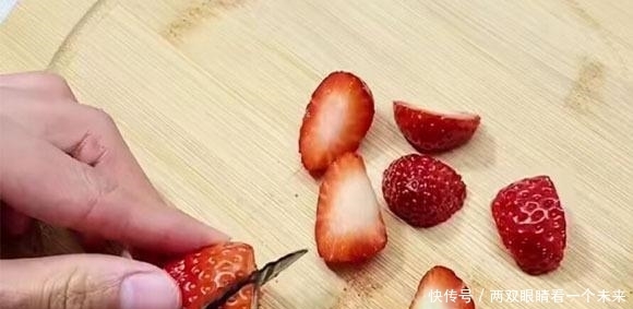 气温回暖了,这款甜品我家最近常吃,无需烤箱,熬一熬放凉就能吃