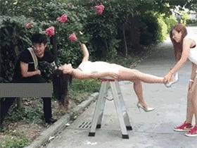 |搞笑GIF段子:现在的妹子是不是在家里待久了,都开启不正常舞蹈模式了?