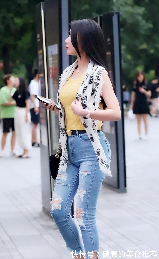 白色 黑色紧身上衣搭配粉红色心神打底裤,清新不俗气,整体简洁干净!