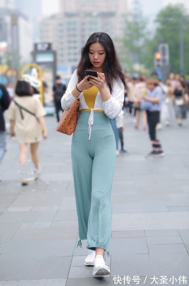 一条街 美女街拍:女人“这样”穿阔腿裤,时尚修身,气质甩路人一条街!