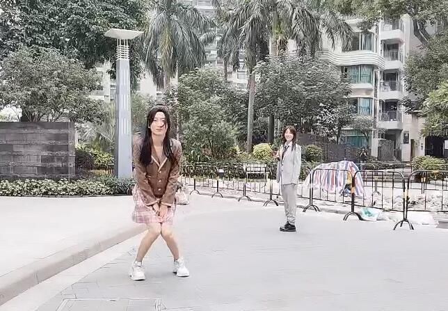 酷酷|酷酷的鑫再次穿JK女装，化了浓妆去买菜，路人都没眼看了