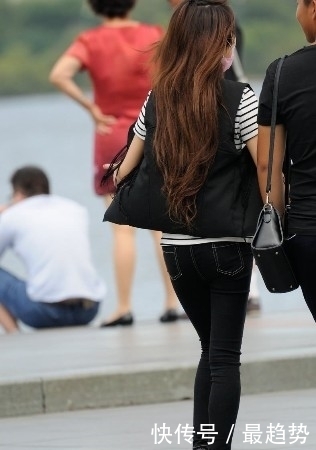 搭配|街拍:紧身牛仔裤搭配黑色马甲,男朋友说这样穿很年轻漂亮