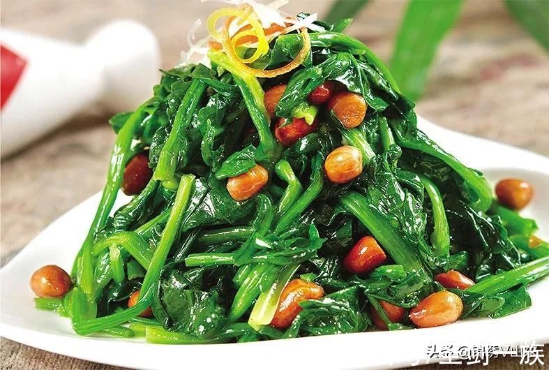 去战友家串门，战友点了十二道菜招待，都是我们爱吃的