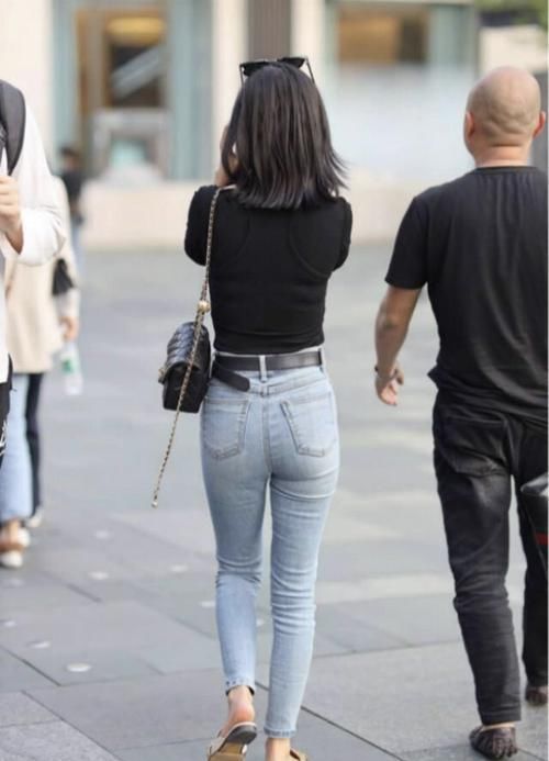 火了一种新穿法，“牛仔裤+奶奶鞋”，中年女士太会“玩”了！