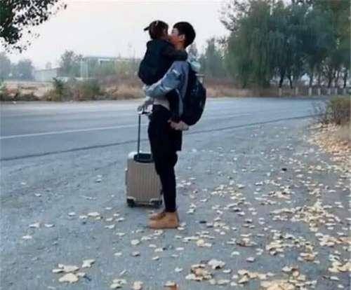 二胎政策|哥哥比妹妹大15岁,每次哥哥要出门都是这场景,妈妈被暖哭