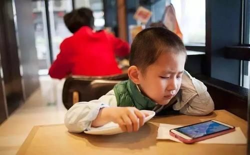 孩子|孩子多大就可以配手机了？并非7岁也非18岁，这个年纪就刚刚好
