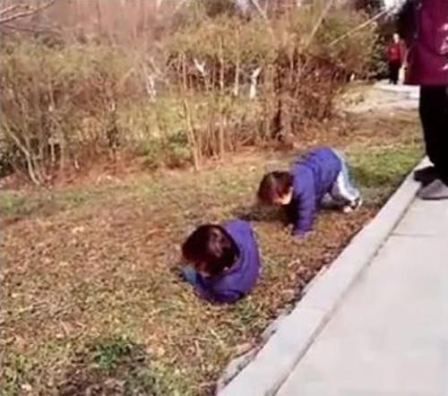 大孩子|双胞胎哥哥跑步摔倒,弟弟之后的举动,让奶奶笑得前仰后合