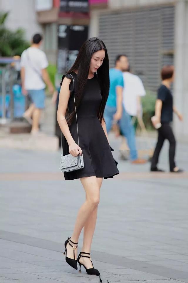 小姐姐|身穿条纹裙的小姐姐,搭配一双尖头的高跟鞋,非常的精致甜美