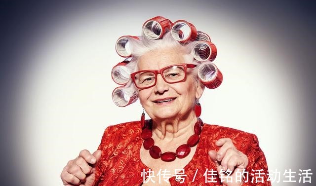 唇部 女人过了50岁,化妆品、护肤品不用买太多,日常有这几样就够了!