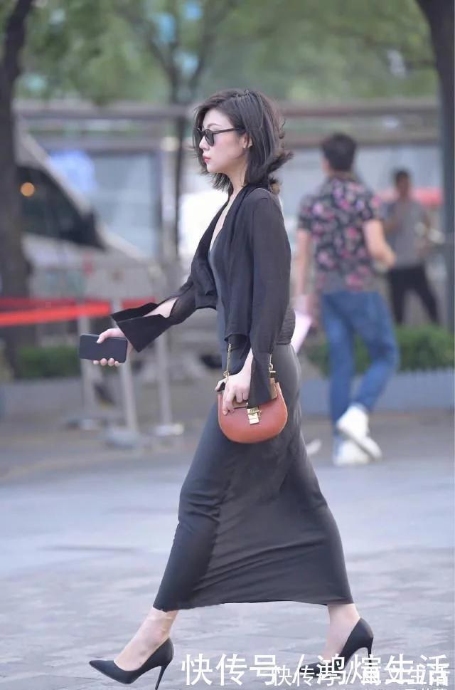 吊带裙|美女街拍贵妇就是喜欢大气,选个黑色吊带裙,走在街上像演员