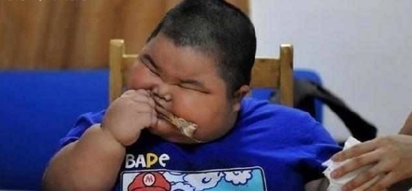 小男孩|只因常吃这东西男童3岁胖成150斤,家长说已经成瘾戒不掉了!