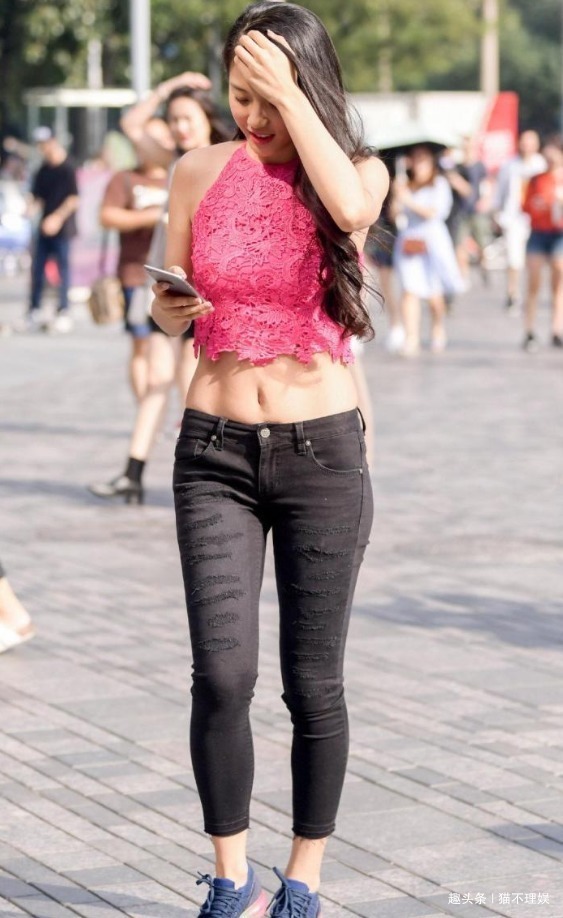 牛仔 “肚兜”式的上衣搭配“刀刮”式的休闲牛仔,展现不一样的美