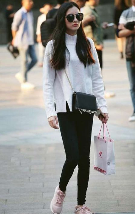 短裙|街拍:第三位穿抹胸短裙的美女,白皙美腿让人羡慕