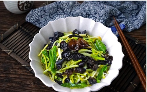 下饭|和黑木耳是绝配,这样炒开胃又下饭,冬天要多吃