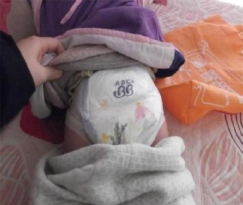 宝宝|妈妈发现“带红色”纸尿裤,月嫂称婴儿生理期,检查后得知原因
