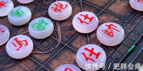 明朝一书生敲破一象棋, 忽见象棋里有样