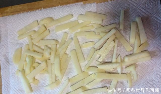 炸薯条,土豆直接炸大错特错,多做1步,薯条酥脆不发软,特好吃