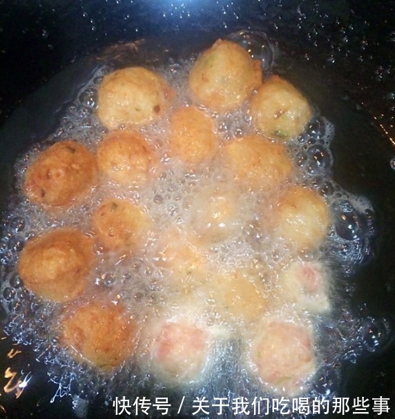 炸肉丸子要掌握“加2样2技巧”，外酥里嫩，咸香可口，放凉也不硬