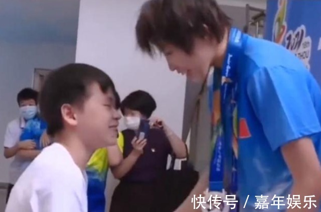 小姑娘|全红婵有领导范儿!握手整理奖牌从容淡定,被选手架上颁奖台合影