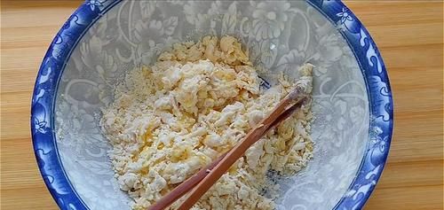 2.不要做得太大了，外边酥得直掉渣，吃着更香甜，真过瘾