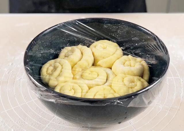 玉米这样做,比面包还好吃,不用烤箱,锅里蒸一蒸就搞定