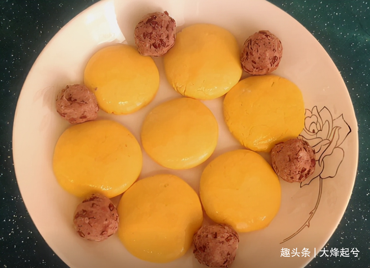 南瓜饼的家常做法,口感软糯香甜,简单易学,早餐给孩子吃