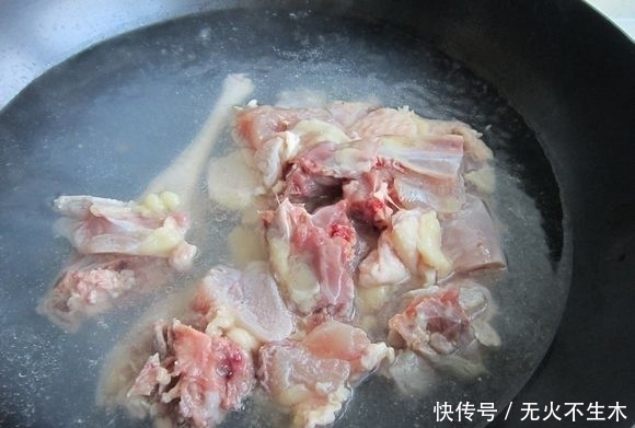 土鸡焖花卷|饭菜一锅出懒人必备,教你制作特色美食土鸡闷花卷,花卷比肉还香