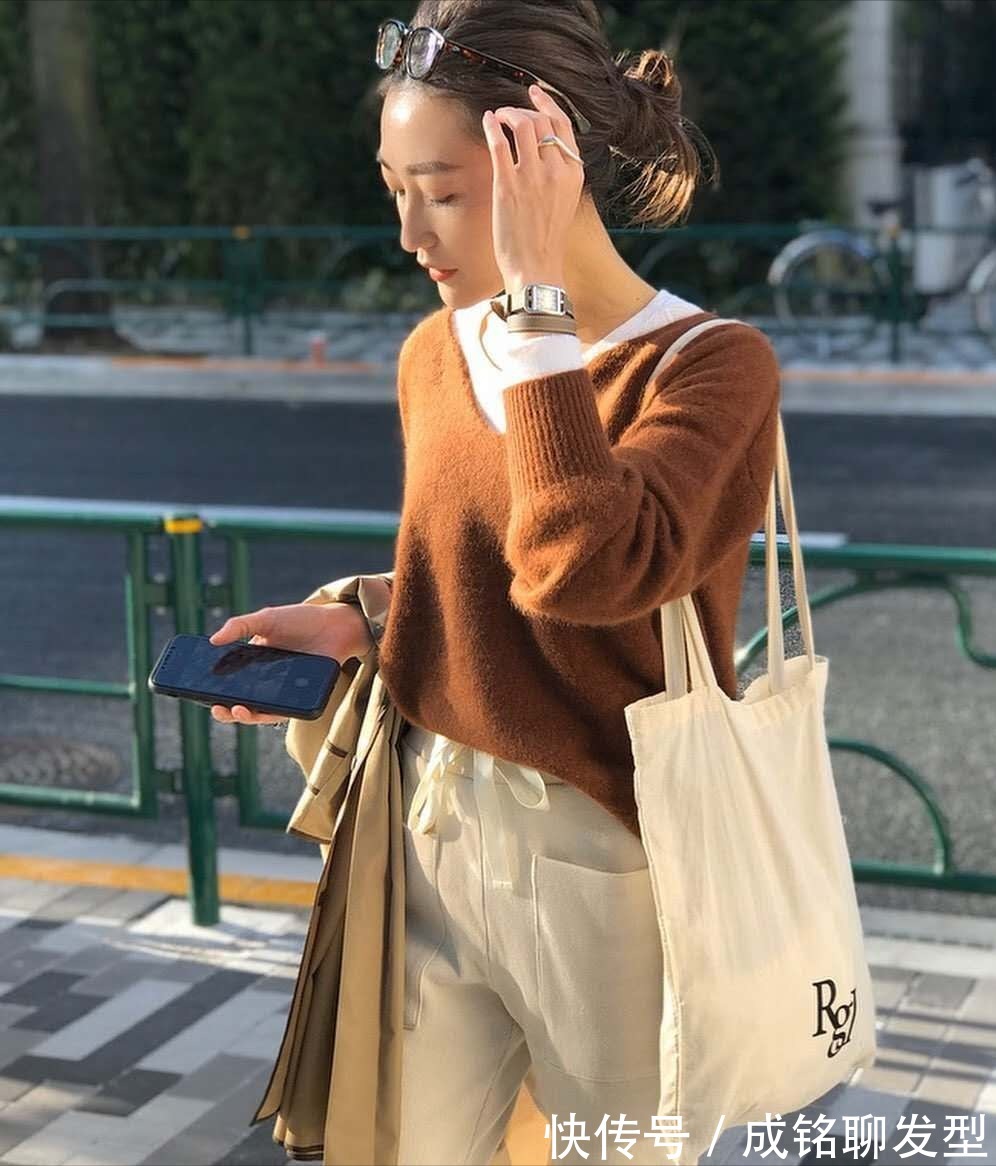 减龄|针织衫怎么穿避开“大妈感”?我整理了几种减龄穿法,温柔又高级