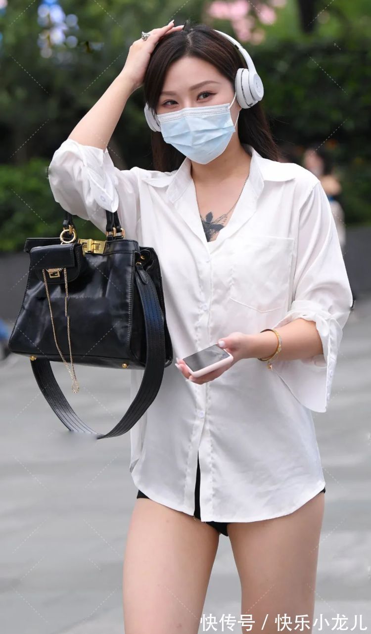 小姐姐 小姐姐身穿白色长衫搭配黑色短裤,很有时尚气质