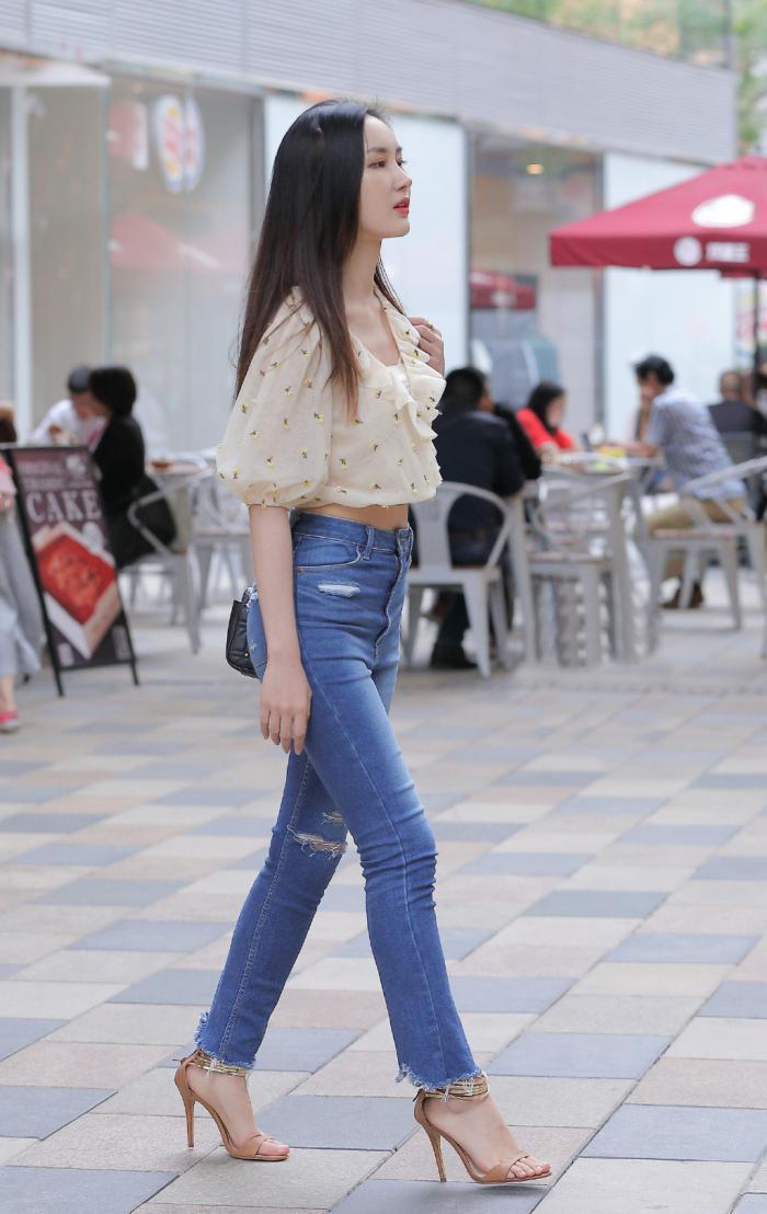 街拍夏日选择牛仔裤，时尚百搭一举两得，让你轻松展现靓丽美感