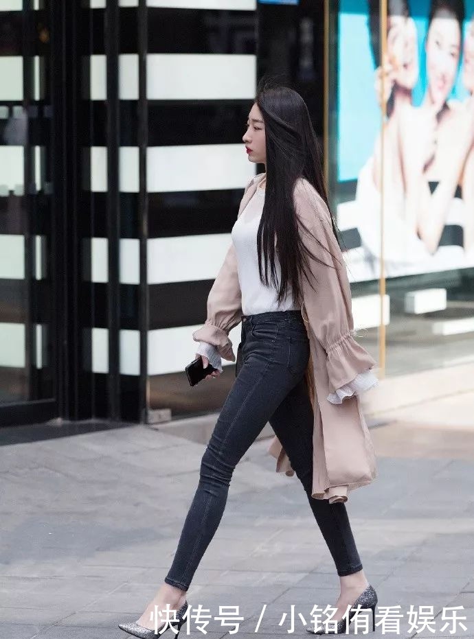 高跟鞋|美女脚上穿着一双星星点点的尖头高跟鞋,带着气质显得更加的优雅